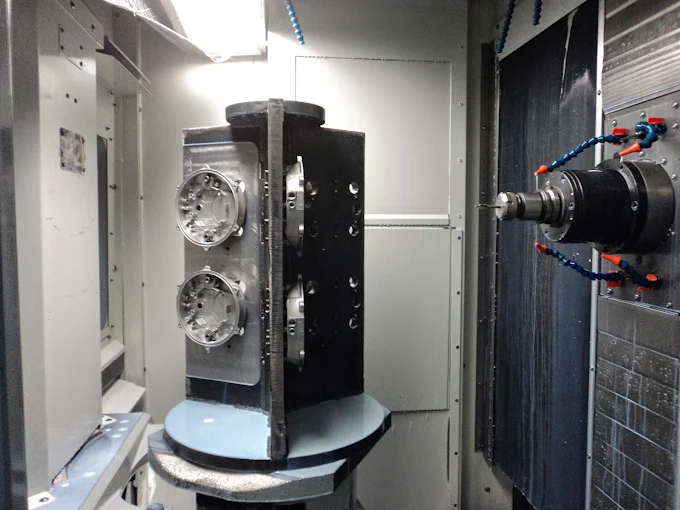 Detalle interno de centro de mecanizado CNC con piezas montadas